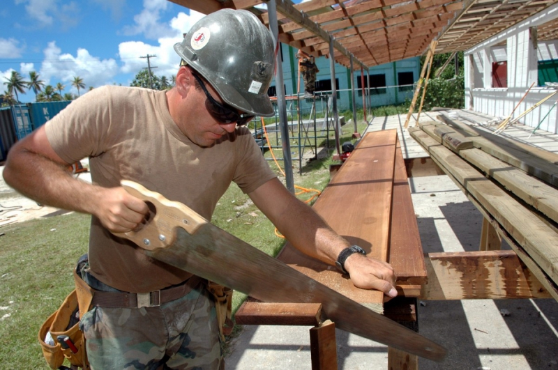 charpentier-VALBONNE-min_worker_construction_building_carpenter_male_job_build_helmet-893290